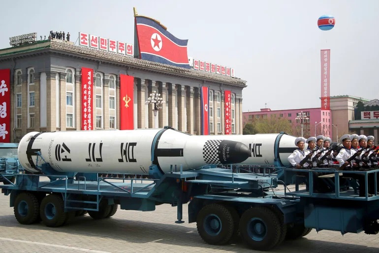 Sebuah rudal balistik yang diluncurkan dari kapal selam ditampilkan di Lapangan Kim Il Sung selama parade militer di Pyongyang, Korea Utara, pada 2017 (Foto: Al Jazeera)