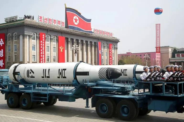Sebuah rudal balistik yang diluncurkan dari kapal selam ditampilkan di Lapangan Kim Il Sung selama parade militer di Pyongyang, Korea Utara, pada 2017. (Foto: Aljazeera)