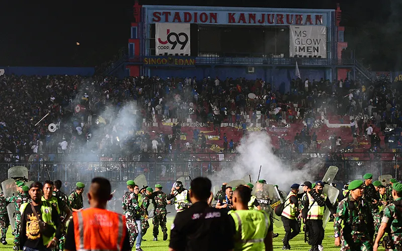 Suporter Arema FC, Aremania masuk kedalam area dalam stadion yang menyebabkan kerusuhan usai laga antara Arema FC melawan Persebaya Surabaya dalam lanjutan Liga 1 2022 di Stadion Kanjuruhan, Kabupaten Malang, Sabtu (1/10/2022). Puluhan orang meninggal dalam tragedi ini. Arema FC kalah melawan Persebaya Surabaya dengan skor 2-3. Foto: Tunggadewi