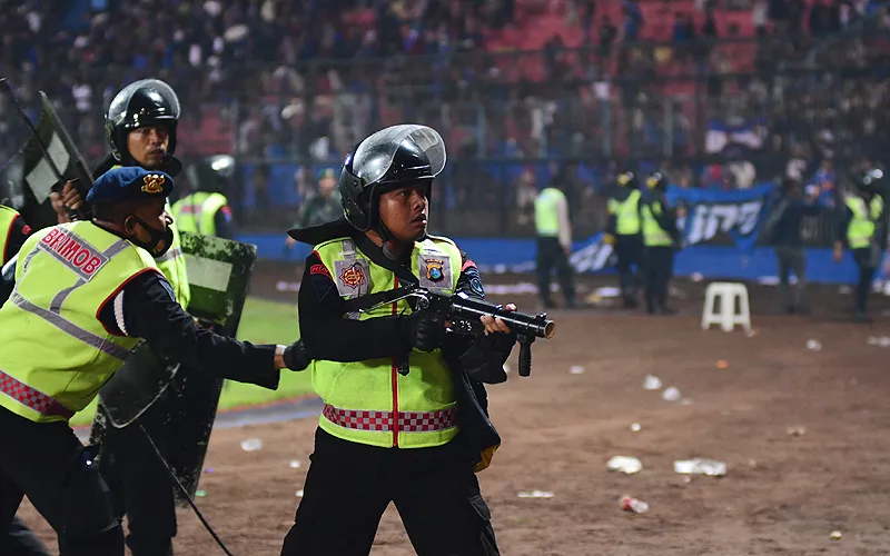 Suporter Arema FC, Aremania masuk kedalam area dalam stadion yang menyebabkan kerusuhan usai laga antara Arema FC melawan Persebaya Surabaya dalam lanjutan Liga 1 2022 di Stadion Kanjuruhan, Kabupaten Malang, Sabtu (1/10/2022). Puluhan orang meninggal dalam tragedi ini. Arema FC kalah melawan Persebaya Surabaya dengan skor 2-3. Foto: Tunggadewi