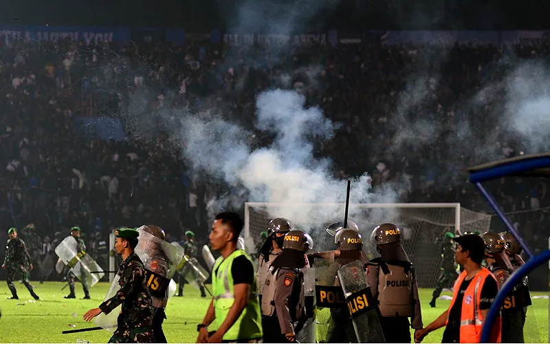 Suporter Arema FC, Aremania masuk kedalam area dalam stadion yang menyebabkan kerusuhan usai laga antara Arema FC melawan Persebaya Surabaya dalam lanjutan Liga 1 2022 di Stadion Kanjuruhan, Kabupaten Malang, Sabtu (1/10/2022). Puluhan orang meninggal dalam tragedi ini. Arema FC kalah melawan Persebaya Surabaya dengan skor 2-3. Foto: Tunggadewi