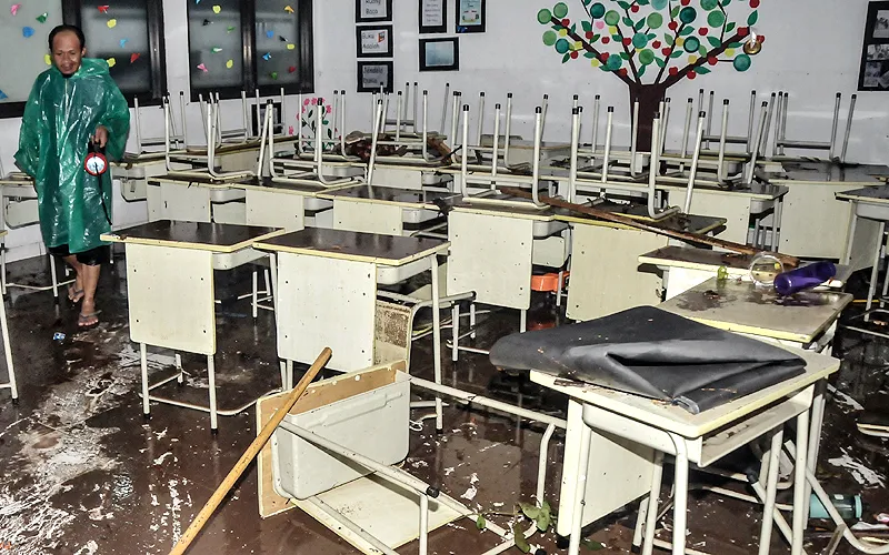 Petugas gabungan saat mengevakuasi reruntuhan pasca robohnya tembok bangunan akibat ditantam banjir di Madrasah Tsanawiyah (MTs) Negeri 19 di Jalan Pinang Kalijati, Pondok Labu, Cilandak, Jakarta Selatan, Kamis (6/10/2022). Akibat robohnya tembok sekolah bersamaan dengan hujan deras pada sore tadi tersebut menyebabkan tiga siswa tewas dan dua lainnya luka-luka. (Foto: Robinsar Nainggolan)
