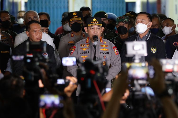 Kapolri Jenderal Listyo Sigit Prabowo saat memberikan keterangan pers terkait tersangka dalam tragedi Kanjuruhan (Foto: Kompas.com)