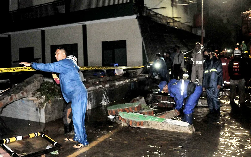 Petugas gabungan saat mengevakuasi reruntuhan pasca robohnya tembok bangunan akibat ditantam banjir di Madrasah Tsanawiyah (MTs) Negeri 19 di Jalan Pinang Kalijati, Pondok Labu, Cilandak, Jakarta Selatan, Kamis (6/10/2022). Akibat robohnya tembok sekolah bersamaan dengan hujan deras pada sore tadi tersebut menyebabkan tiga siswa tewas dan dua lainnya luka-luka. Robinsar Nainggolan