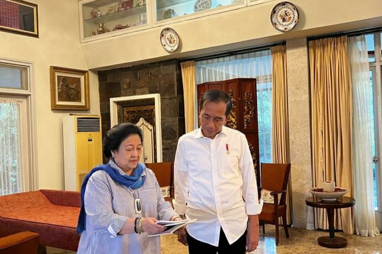 Ketua Umum Partai Demokrasi Perjuangan Indonesia (PDI-P) Megawati Soekarnoputri dan Presiden Joko Widodo saat bertemu di Batutulis, Bogor pada Sabtu, 8 Oktober 2022 (Foto: dokumentasi PDI-P)