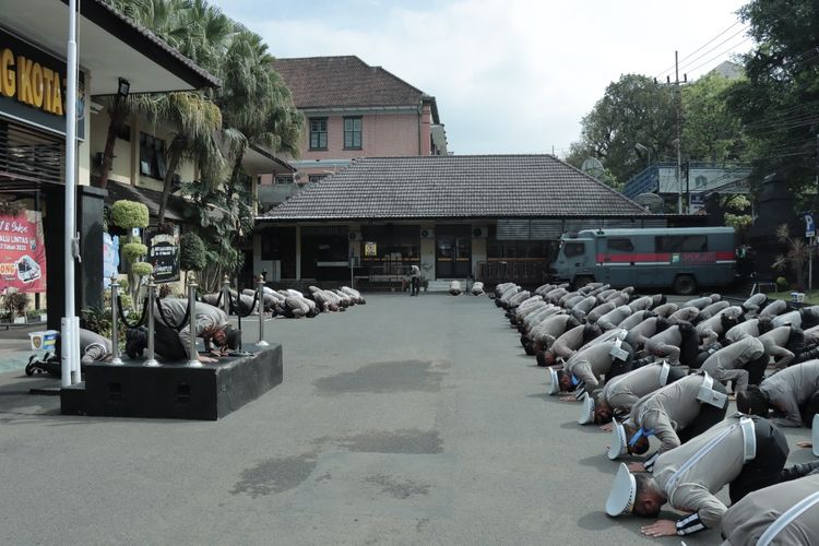 Aksi sujud massal Polresta Malang Kota untuk meminta maaf pada korban tragedi Kanjuruhan dan keluarganya pada Senin, 10 Oktober 2022 (Foto: Dokumentasi Humas Polresta Malang)