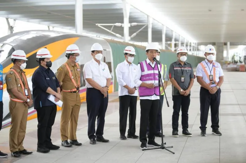 Jokowi Pastikan Kereta Cepat Jakarta-Bandung Beroperasi Juni 2023. (twitter Ridwan Kamil).