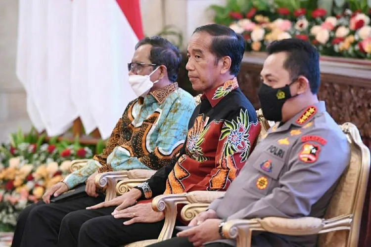 Jokowi, Kapolri Listyo Sigit dan Mahfud MD. (Kompas).