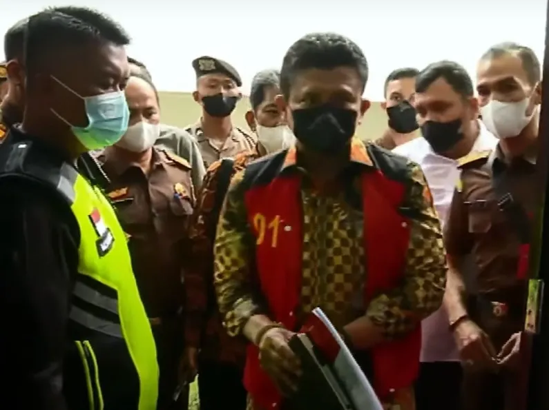 Terdakwa Ferdy Sambo ketika hendak memasuki ruang sidang di Pengadilan Negeri Jakarta Selatan (PN Jaksel) pada Senin, 17 Oktober 2022. Ia hadir mengenakan kemeja batik dan membawa buku hitam. (Foto: tangkapan layar siaran langsung sidang perdana Ferdy Sambo/iNews)
