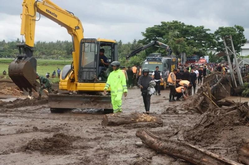 Bali Diterjang Banjir Bandang-Longsor: 6 Orang Tewas, 96 KK Terisolir. (Polres Tabanan).