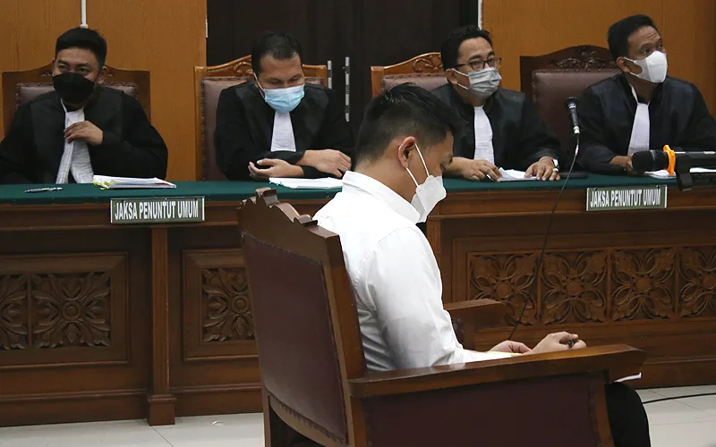 Terdakwa Obstruction of Justice, Chuck Putranto saat menjalani sidang di Ruang Sidang Utama Pengadilan Negeri (PN) Jakarta Selatan, Rabu (19/10/2022). Chuck Putranto menjalani Sidang perdana yang beragendakan pembacaan dakwaan oleh jaksa penuntut umum (JPU) terkait Obstruction of Justice dalam kasus pembunuhan berncana tehadap Brigadir Nofriansyah Yosua Hutabarat atau Brigadir J. Robinsar Nainggolan