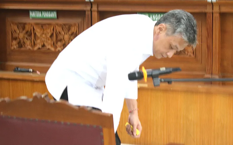 Brigjen Hendra Kurniawan didakwa merintangi penyidikan kasus pembunuhan berencana Brigadir J dalam sidang perdana di PN Jakarta Selatan, Rabu (19/10). Ahmad Suhel menjadi ketua majelis hakim yang mengadili perkara merintangi penyidikan atau obstruction of justice pembunuhan Brigadir Nopriansyah Yosua Hutabarat atau Brigadir J. Robinsar Nainggolan