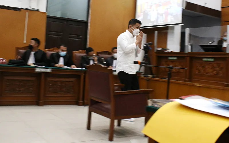 Terdakwa Obstruction of Justice, Chuck Putranto saat menjalani sidang di Ruang Sidang Utama Pengadilan Negeri (PN) Jakarta Selatan, Rabu (19/10/2022). Chuck Putranto menjalani Sidang perdana yang beragendakan pembacaan dakwaan oleh jaksa penuntut umum (JPU) terkait Obstruction of Justice dalam kasus pembunuhan berncana tehadap Brigadir Nofriansyah Yosua Hutabarat atau Brigadir J. Robinsar Nainggolan