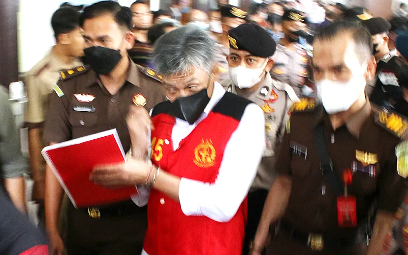 Brigjen Hendra Kurniawan didakwa merintangi penyidikan kasus pembunuhan berencana Brigadir J dalam sidang perdana di PN Jakarta Selatan, Rabu (19/10). Ahmad Suhel menjadi ketua majelis hakim yang mengadili perkara merintangi penyidikan atau obstruction of justice pembunuhan Brigadir Nopriansyah Yosua Hutabarat atau Brigadir J. Robinsar Nainggolan