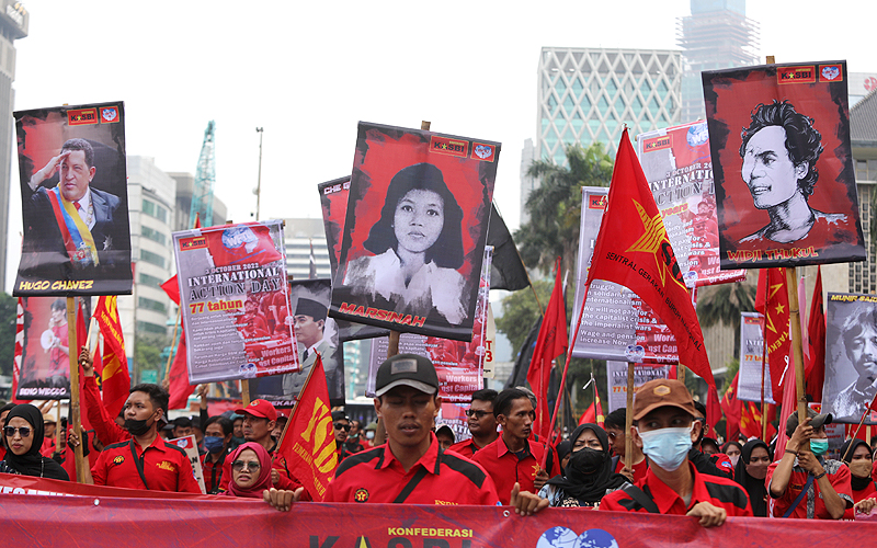 Aliansi buruh dan mahasiswa yang tergabung dalam Gerakan Buruh Bersama Rakyat (GEBRAK) menggelar demo di kawasan di Patung Kuda, Jakarta Pusat hari ini, Kamis (20/10/2022). Mereka menuntut harga bahan bakar minyak (BBM) diturunkan hingga mendesak pemerintah mencabut UU Cipta Kerja (Ciptaker). Robinsar Nainggolan