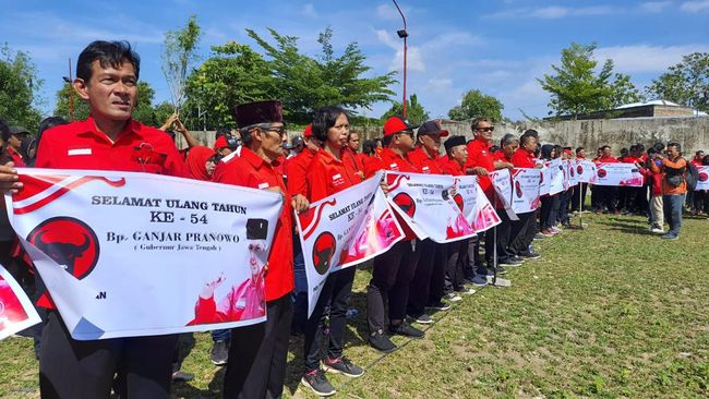 Kader DPC PDI-P Solo saat membentangkan poster Gubernur Jawa Tengah Ganjar Pranowo usai upacara memperingati Sumpah Pemuda pada Jumat, 28 Oktober 2022. (Foto: CNNIndonesia)