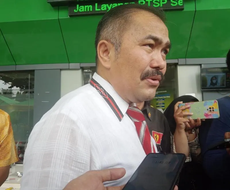 Pengacara keluarga almarhum Nofriansyah Yosua Hutabarat, Kamaruddin Simanjuntak, membawa bukti-bukti terkait pernyataannya. Ia akan menjadi saksi di persidangan terdakwa Ferdy Sambo dan Putri Candrawathi di PN Jakarta Selatan, Selasa, 1 November 2022. (Foto: Law-Justice.co/Amelia Rahima Sari)