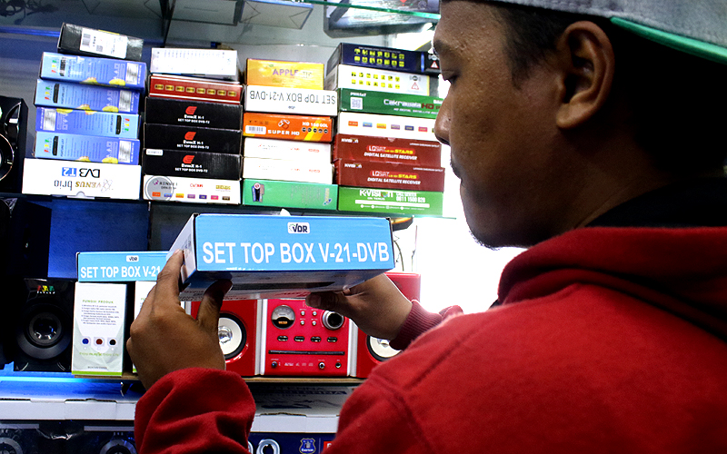 Calon pembeli saat memilih Set Top Box (STB) TV Digital di salah satu toko kawasan Glodok, Jakarta Barat, Kamis (3/11/2022). Penjualan Set Top Box (STB) TV Digital mengalami peningkatan hingga 60 persen usai pemerintah melalui Kementerian Komunikasi dan Informasi (Kominfo) secara resmi menghentikan siaran TV Analog atau Analog Switch Off (ASO) Jabodetabek pada 2 November kemarin. Robinsar Nainggolan