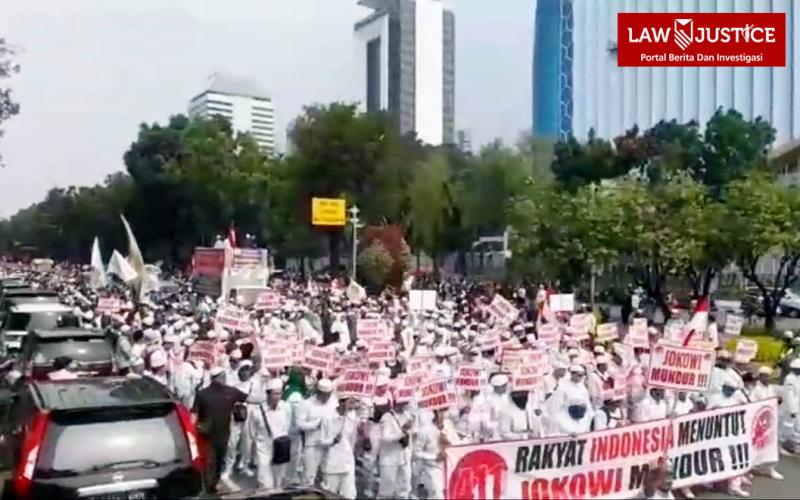 Ratusan Peserta Aksi 411 Tuntut Jokowi Mundur. (law-justice.co)
