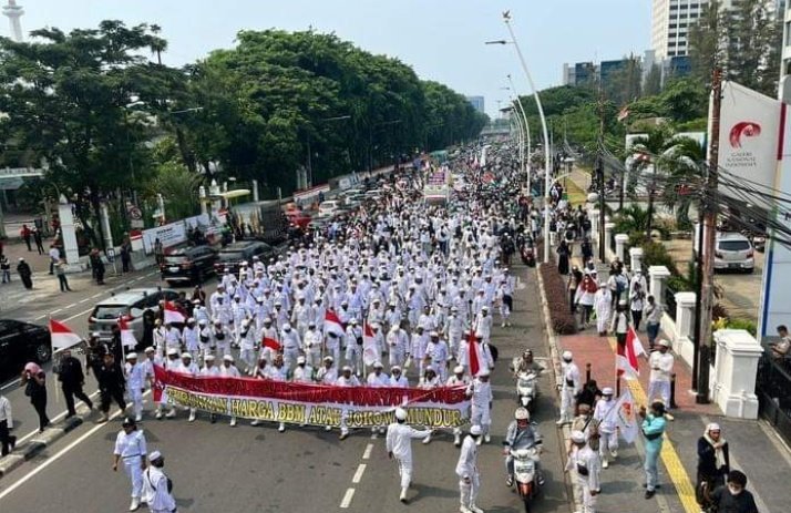 Geliat Massa Aksi 411, Desak Jokowi Mundur Menggema Didekat Istana Negara. (Akun Twitter @ras_gondrong).
