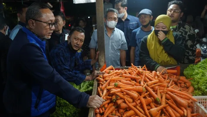 Mentko Pangan Zulkifli Hasan (Zulhas) melakukan pengecekan harga di pasar. (Foto: Dokumentasi Kemendag)