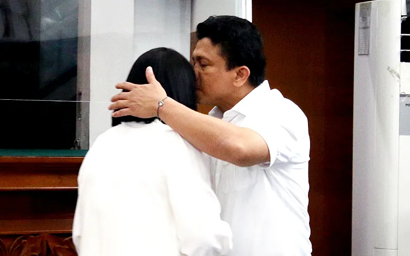 Momen kemesraan Ferdy Sambo dan Putri Chandrawati kembali berlangsung di ruang sidang PN Selatan, selasa (8/11/2022). Putri dan Sambo mempertontonkan kemesraan mereka saat bertemu di ruangan persidangan dalam sidang kasus pembunuhan Brigadir Joshua. Momen Putri mencium tangan Sambo dan keduanya berpelukan, momen tersebut hanya berlangsung beberapa detik saja. Robinsar Nainggolan