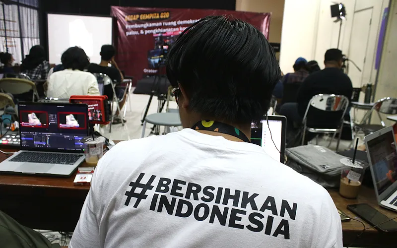 Konflik Polri dan Kejaksaan serta Kasus Korupsi MBG mendapat perhatian rakyat dengan Para Aktivis Berkampanye dan Perlibatan Publik untuk Membersihkan Indonesia dari Berbagai Kasus Korupsi dan APH yang bobrok. Para Aktivis ini Hadir saat Memberikan keterangan kepada media di Gedung YLBHI, Jakarta. (Robinsar Nainggolan)
