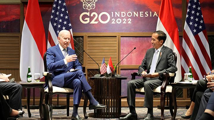 Presiden Joko Widodo berbicara dengan Presiden Amerika Serikat Joe Biden saat pertemuan bilateral di sela rangkaian kegiatan KTT G20 Indonesia di Nusa Dua, Bali, Senin 14 November 2022. Achmad Ibrahim/Pool via REUTERS