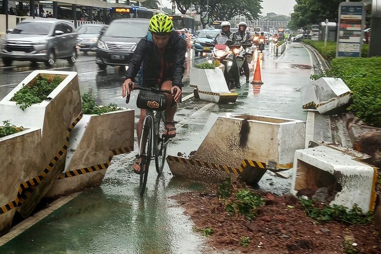 Jalur sepeda permanen di Jalan Sudirman, Tanah Abang, Jakarta Pusat, hancur, pada Kamis (17/11/2022) pagi. Informasi itu awalnya diunggah oleh salah satu pesepeda, Pei (52), melalui akun Instagramnya. (Dok. Warga)