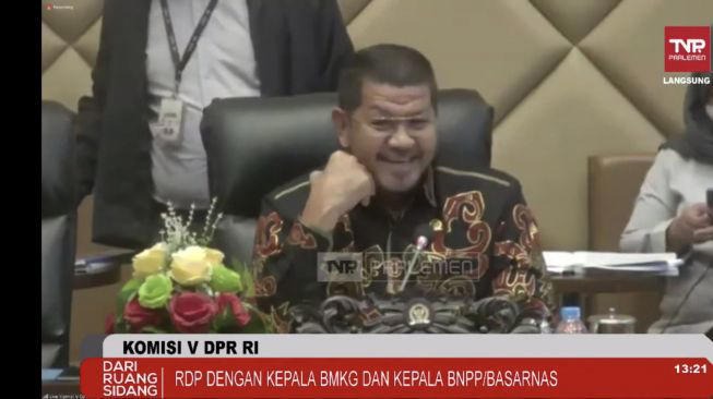 Robert Rouw cengengesan saat bahasa gempa Cianjur saat rapat dengar pendapat dengan BMKG, BNPB dan Basarnas di DPR (Net)