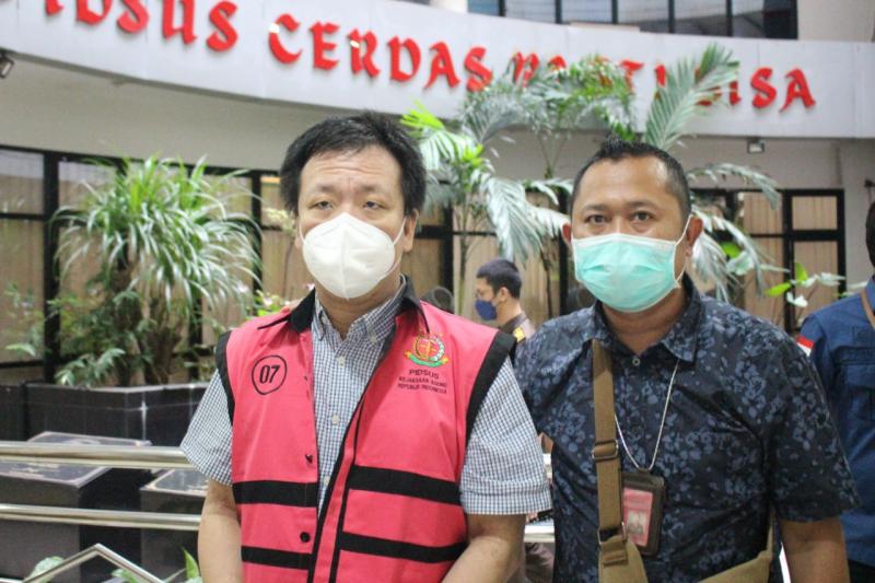 Direktur Utama PT Sumatraco Langgeng Makmur berinisial YN (rompi merah muda) di Gedung Bundar Kejaksaan Agung, Jakarta Selatan. (Foto: Istimewa)