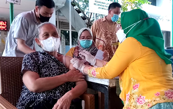 Petugas Vaksinasi Puskesmas Jati Padang Vaksinasi Booster ke-2 Lansia dalam melindungi penyebaran Covid-19 untuk lansia 60 Tahun ke atas, Jumat(25/11/2022).