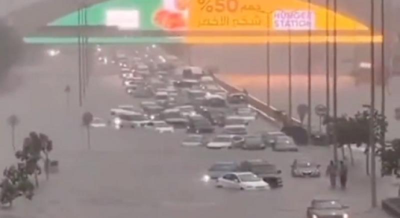 Banjir Bandang Parah Terjang Jeddah: Penerbangan Ditunda-Sekolah Tutup. (Arrahmah).