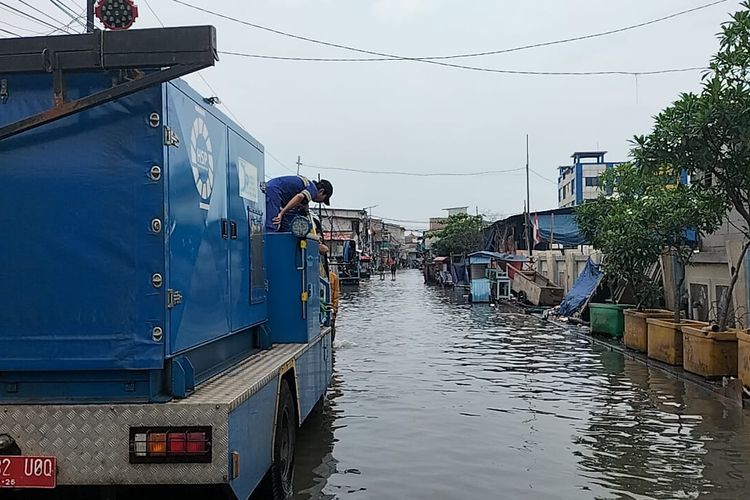Banjir rob di Pluit, Jakarta Utara pada Sabtu (26/11/2022) siang. (Foto: KOMPAS)