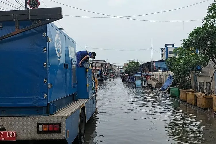 Ilustrasi. Banjir rob di Pluit, Jakarta Utara pada Sabtu (26/11/2022) siang. (Foto: KOMPAS)