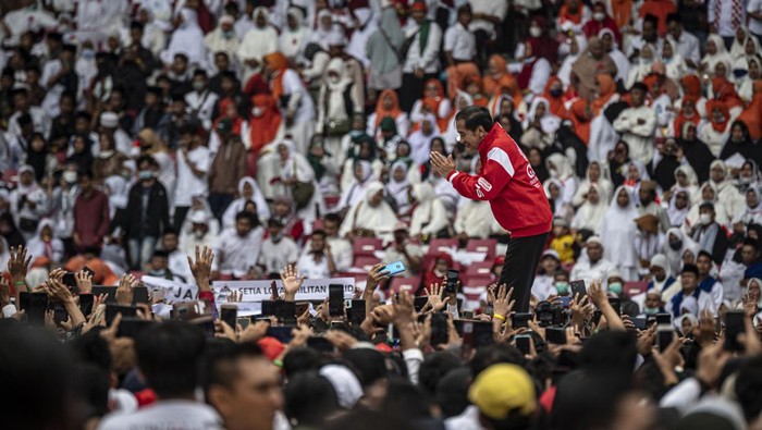Presiden Joko Widodo (Jokowi) di depan relawan yang tergabung dalam Gerakan Nusantara Bersatu di Gelora Bung Karno, Sabtu (26/11/2022). (Foto: ANTARA)