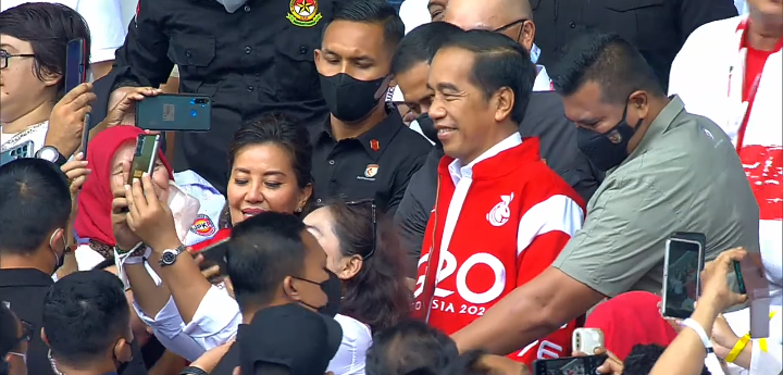 Jokowi Bertemu Ribuan Relawan dalam Konsolidasi di Lapangan Gelora Bung Karno Jakarta, Sabtu(26/11/2022).