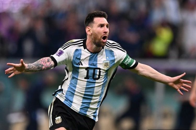 Bintang timnas Argentina Lionel Messi melakukan selebrasi usai mencetak gol pada laga Argentin vs Meksiko di Piala Dunia 2022 Qatar, Minggu (27/11/2022) dini hari WIB. (Foto: Kompas)