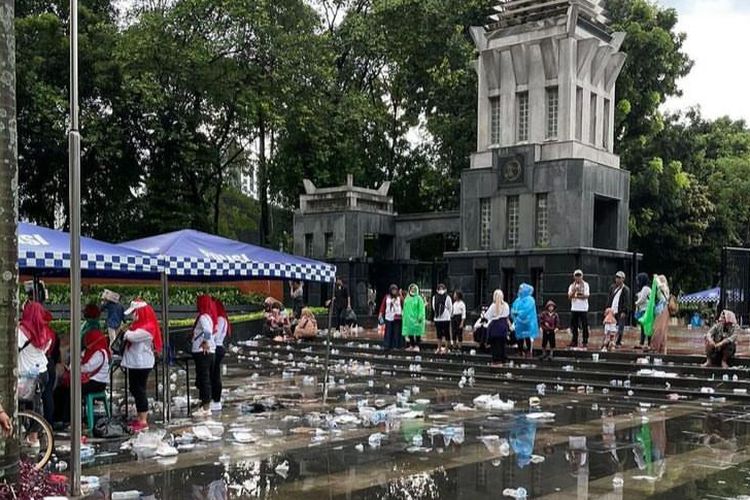 Acara Relawan Jokowi Hasilkan Total 31 Ton Sampah Berserakan di GBK. (twitter).