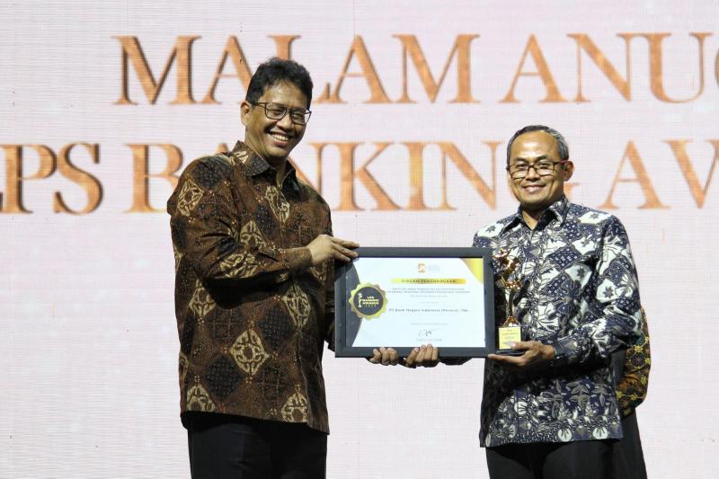 (ki-ka) Ketua Dewan Komisioner LPS Purbaya Yudhi Sadewa dan Direktur Human Capital & Compliance BNI Mucharom dalam Malam Anugerah LPS Banking Award 2022 di Jakarta, Selasa (29/11/2022). (Dokumen BNI)