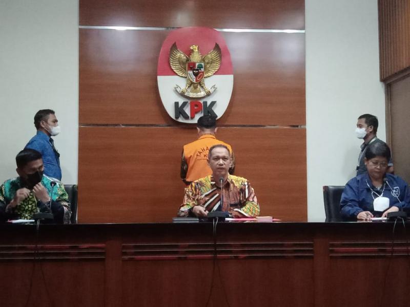 Komisi Pemberantasan Korupsi (KPK) menetapkan Kepala Kantor Wilayah (Kakanwil) Badan Pertanahan Nasional (BPN) Provinsi Riau M Syahrir sebagai tersangka kasus korupsi pengurusan dan perpanjangan hak guna usaha (HGU), Kamis (1/12/2022). (Foto: Amelia Rahima Sari/LAW JUSTICE)