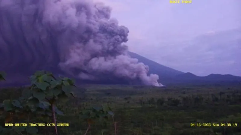 Aktivitas Erupsi Masih Tinggi, Status Gunung Semeru Naik Jadi Awas. (BNPB).