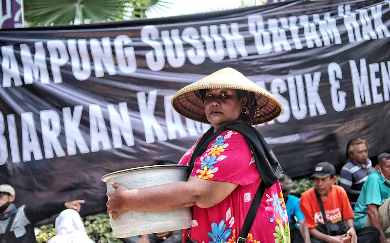 Warga gusuran Kampung Bayam, Jakarta Utara saat menggelar aksi didirikan tenda darurat di depan Balai Kota DKI Jakarta, Medan Merdeka, Selasa (6/12/2022). Dengan membawa terpal dan perabotan rumah tangga, puluhan korban gusuran Kampung Bayam kembali mendatangi Balai Kota usai menggelar aksi di Stadion JIS, Jakarta Utara selama dua minggu untuk menuntut PT Jakarta Propertindo (JakPro) segera menyerahkan kunci hunian Kampung Susun Bayam (KSB) serta memberikan harga sewa yang murah. Robinsar Naingg