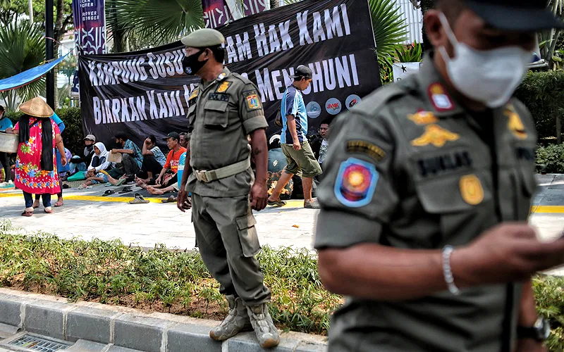 Warga gusuran Kampung Bayam, Jakarta Utara saat menggelar aksi didirikan tenda darurat di depan Balai Kota DKI Jakarta, Medan Merdeka, Selasa (6/12/2022). Dengan membawa terpal dan perabotan rumah tangga, puluhan korban gusuran Kampung Bayam kembali mendatangi Balai Kota usai menggelar aksi di Stadion JIS, Jakarta Utara selama dua minggu untuk menuntut PT Jakarta Propertindo (JakPro) segera menyerahkan kunci hunian Kampung Susun Bayam (KSB) serta memberikan harga sewa yang murah. Robinsar Naingg