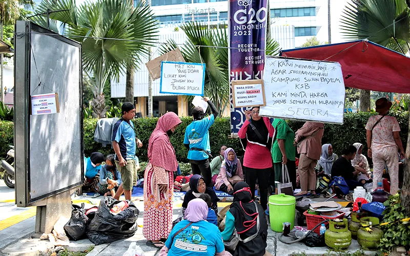 Warga gusuran Kampung Bayam, Jakarta Utara saat menggelar aksi didirikan tenda darurat di depan Balai Kota DKI Jakarta, Medan Merdeka, Selasa (6/12/2022). Dengan membawa terpal dan perabotan rumah tangga, puluhan korban gusuran Kampung Bayam kembali mendatangi Balai Kota usai menggelar aksi di Stadion JIS, Jakarta Utara selama dua minggu untuk menuntut PT Jakarta Propertindo (JakPro) segera menyerahkan kunci hunian Kampung Susun Bayam (KSB) serta memberikan harga sewa yang murah. Robinsar Naingg