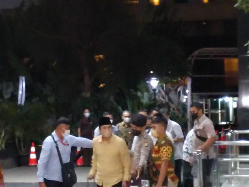 Tersangka kasus dugaan jual beli jabatan di Pemkab Bangkalan, Bupati Bangkalan Abdul Latif Amin Imron (baju kuning) saat tiba di Gedung Merah Putih KPK, Rabu (7/12/2022) malam. (Foto: LAW JUSTICE/Amelia Rahima Sari)