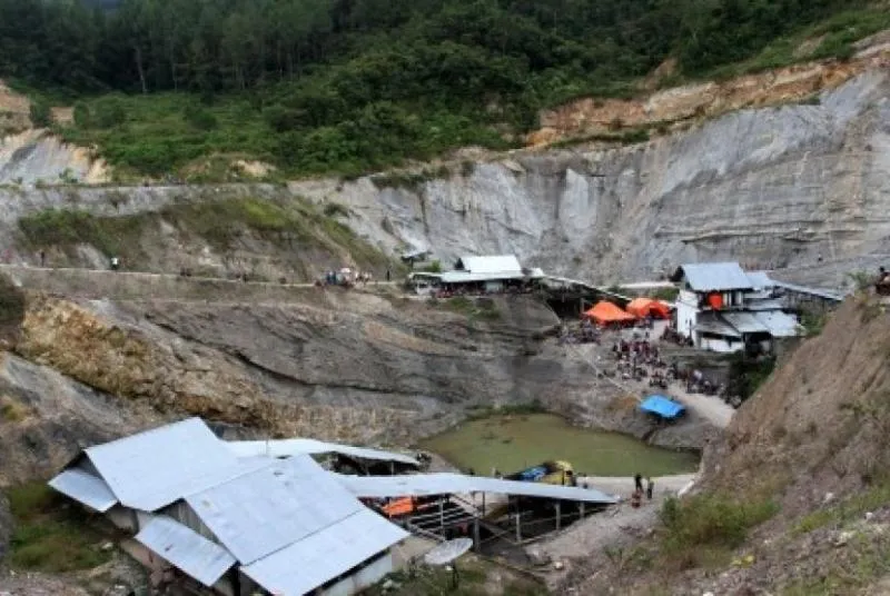 Sejumlah Pekerja Tertimbun usai Tambang Batu Bara Sawahlunto Meledak. (republika).
