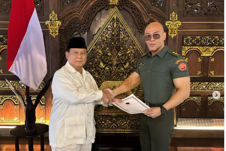 Deddy Corbuzier (kanan) saat menerima pangkat Letnan Kolonel Tituler dari TNI-AD dan Menhan Prabowo Subianto. (Foto: Instagram Deddy Corbuzier)