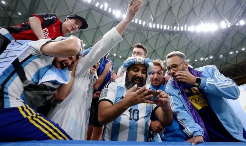Fans Argentina mendukung tim kesayanganya di Piala Dunia 2022 (Daily Express)