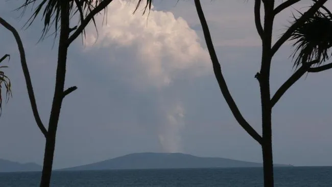 Gunung Anak Krakatau mengalami dua kali erupsi pada Kamis (15/12/2022) ini dengan ketinggian kolom abu hingga 700 meter pada letusan pertama. (Foto: AFP/PERDIANSYAH)